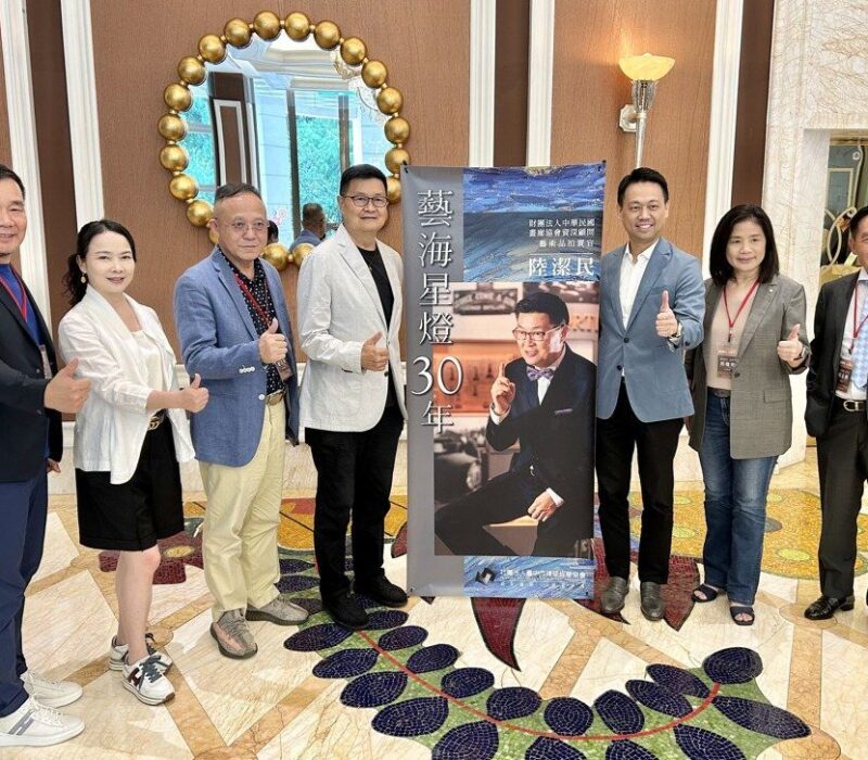台灣首席拍賣官陸潔民（左4）以「藝海星燈30年」為題，分享優游藝海的心境。記者宋健生/攝影