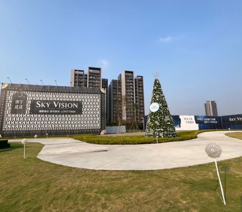 ▲漢宇建設也特別將位於機捷特區基地改造為夢幻聖誕樂園，擺設高達9米的巨型聖誕樹。（圖／記者陳筱惠攝）