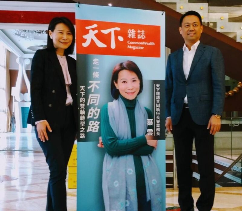 台中市建築經營協會理事長葉昱徵（右）邀請葉雲分享其雙軸轉型的歷程，並從媒體角度解析如何面對ESG的轉型之路。圖／曾麗芳